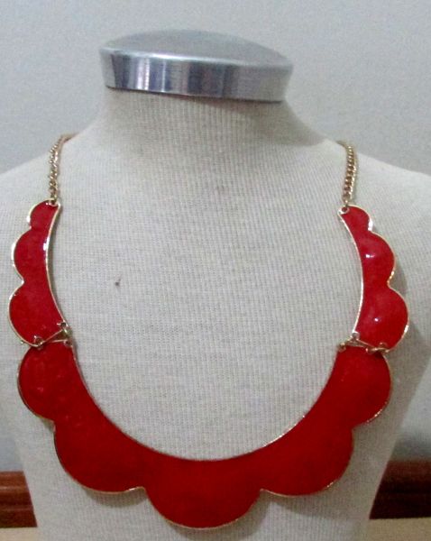 Colar tipo gola, vermelho