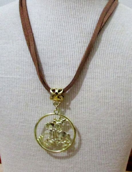 Colar com medalha de São Jorge