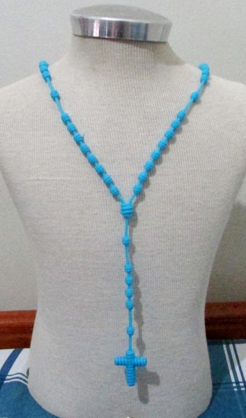 Colar terço de silicone azul claro