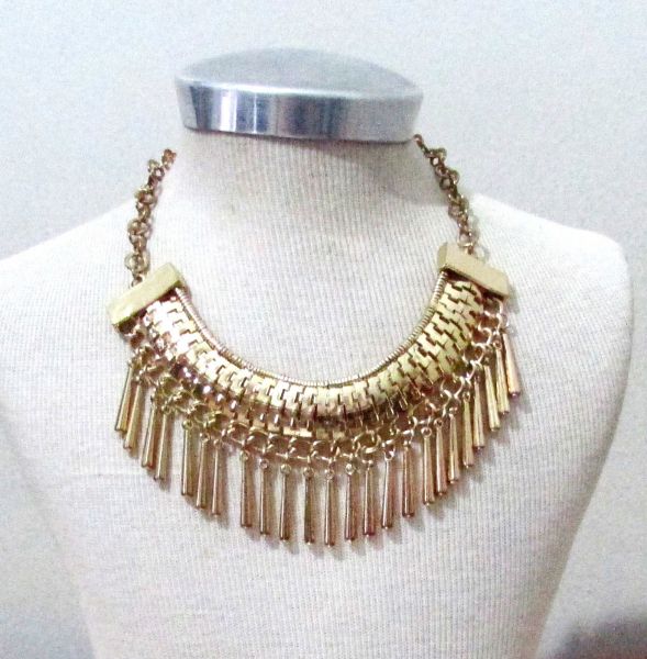 Colar dourado envelhecido com franjas