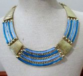 Colar dourado e azul