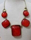 Colar dourado com pedras vermelhas