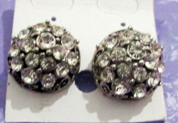 Brinco prateado com strass