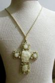 Crucifixo dourado com pedras drusas brancas