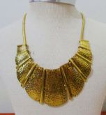 Colar dourado envelhecido