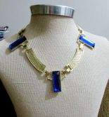 Colar dourado com pedras azuis