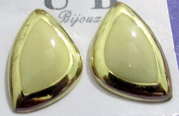Brinco bege com dourado