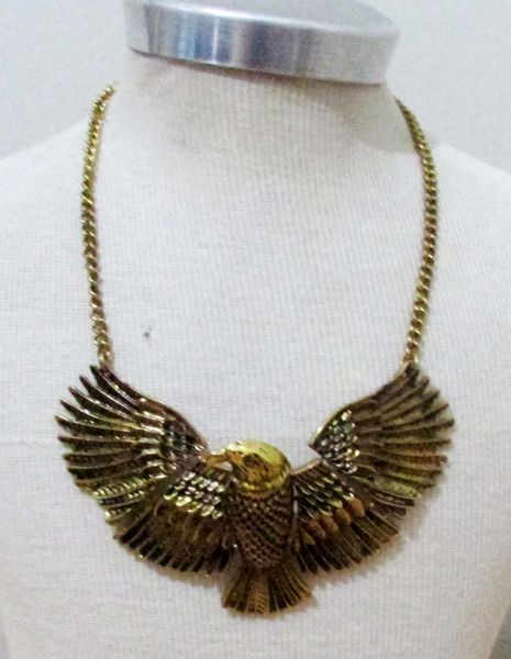 Colar águia, dourado envelhecido