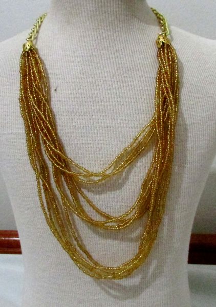 Colar de miçangas dourado