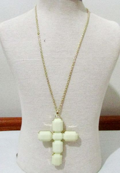 Crucifixo com pedras brancas