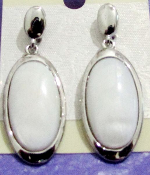 Brinco prateado com branco