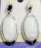 Brinco prateado com branco