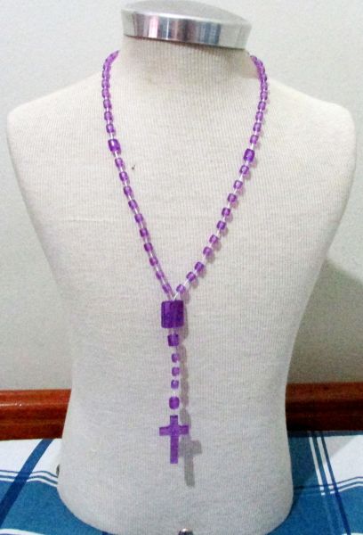 Colar terço de plastico roxo